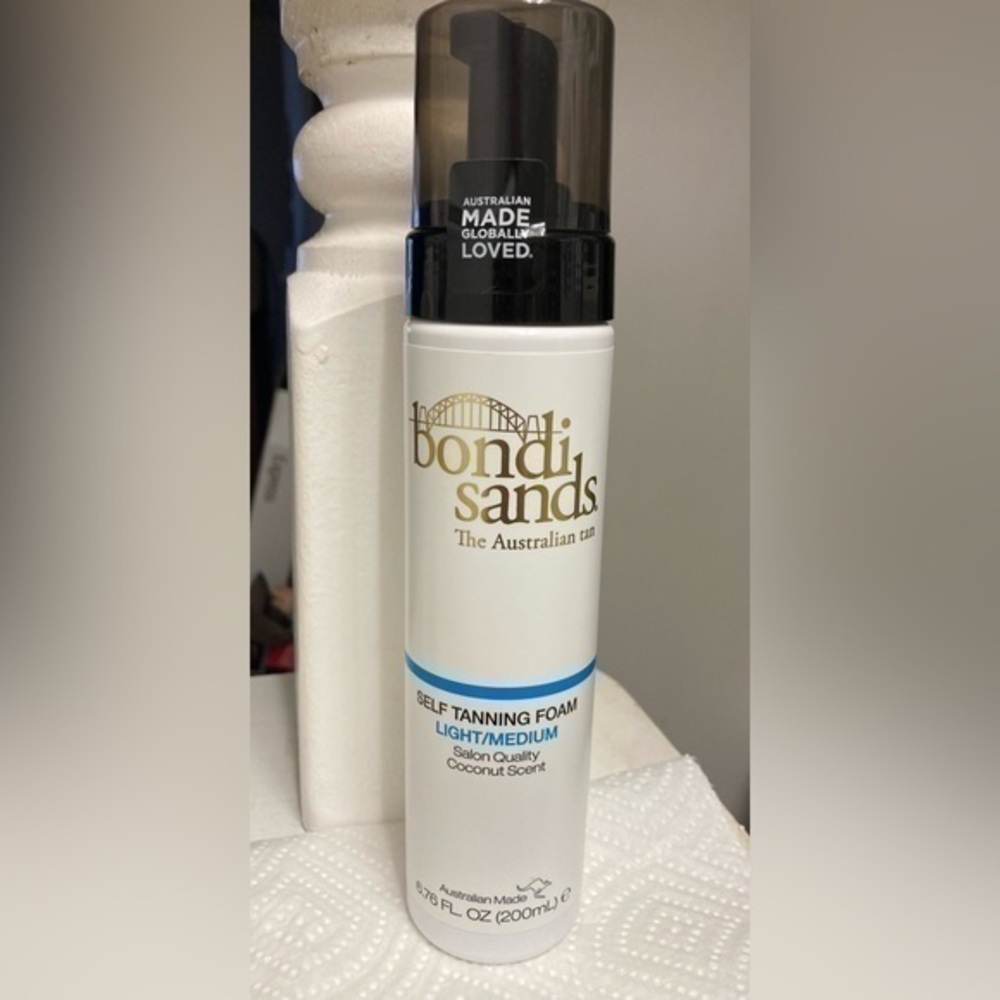 NWT Bondi Sands Self Tanning Foam Light/ Medium - Coconut Scent